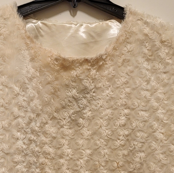 Poncho, Cape Women's Faux Fur Cream rosettes design one size - Picture 9 of 10
